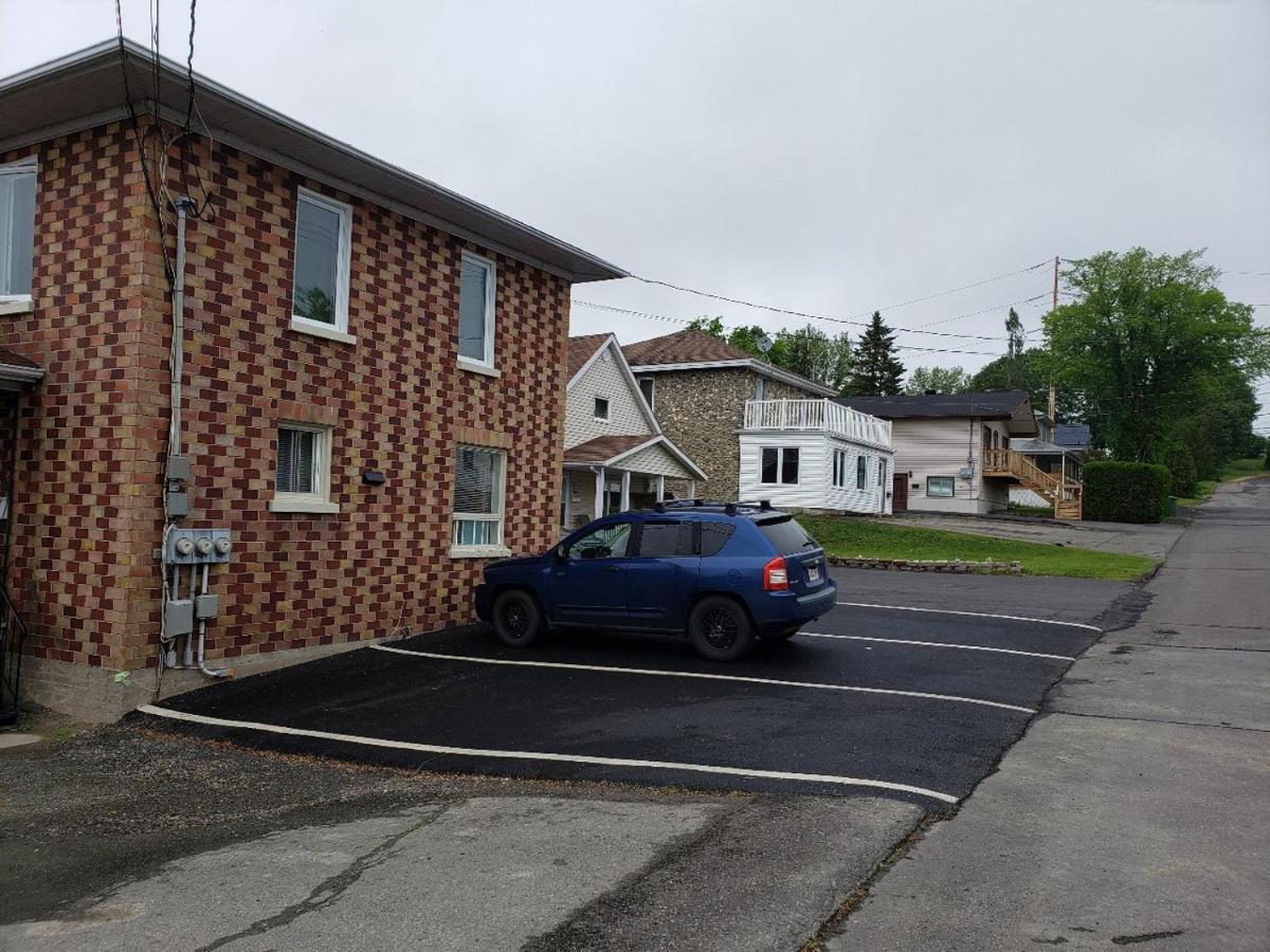 Apartamento Lower Level Apt 6Ft High Close To Hwy Netflix Wifi Edmundston Exterior foto